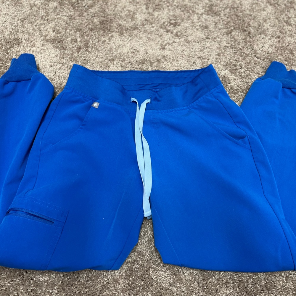 Figs jogger scrub pant in xxs petite